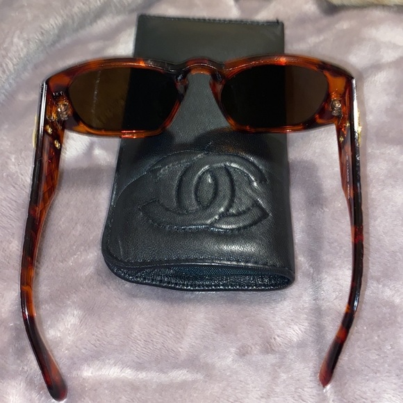 Tortoise frames with the Chanel gold hardware stamped 712429 Paris - Picture 3 of 8